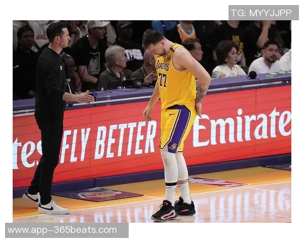 爱德华兹精准传球助攻戈贝尔轻松扣篮破包夹防守